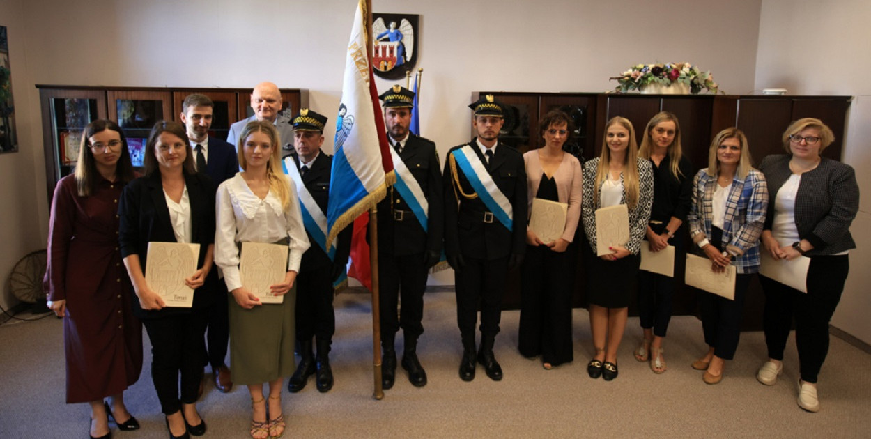 Ślubujący urzędnicy Torunia wraz z prezydentem Michałem Zaleskim. Fot: Sławomir Kowalski
