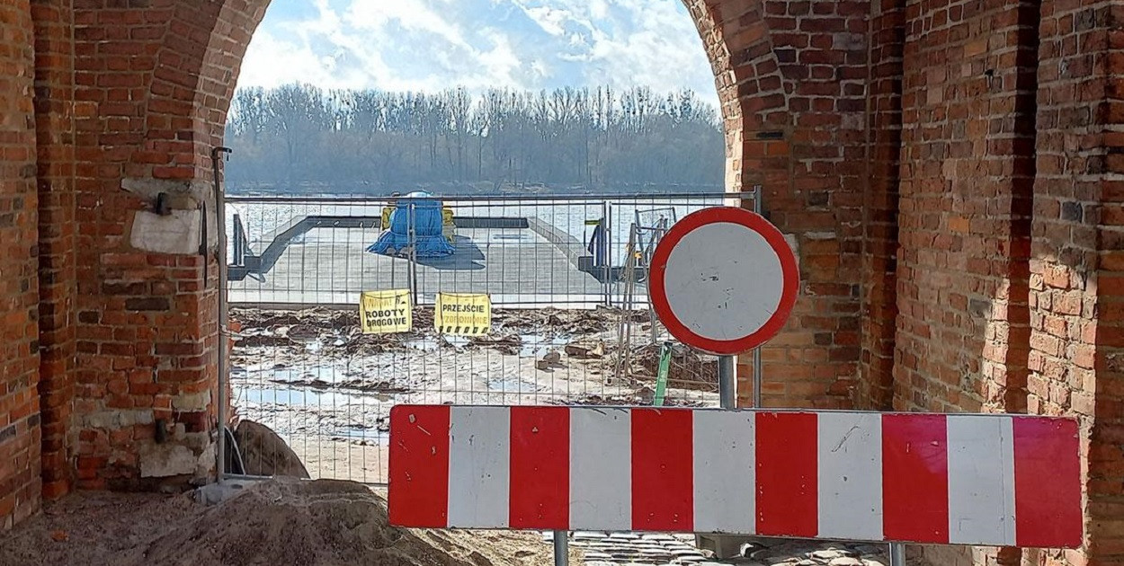 Zamknięte przejście na bulwar w Toruniu. Fot: nik.gov.pl 
