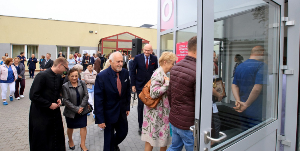 Toruń | Proboszcz poświęcił, można leczyć. W szpitalu otwarto NOWĄ internę