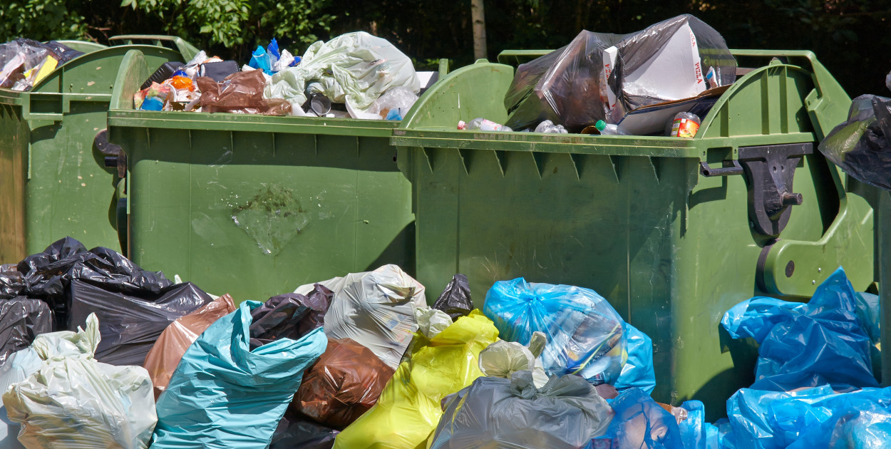 Przepełnione śmietniki. Zdjęcie ilustracyjne. Depositphotos