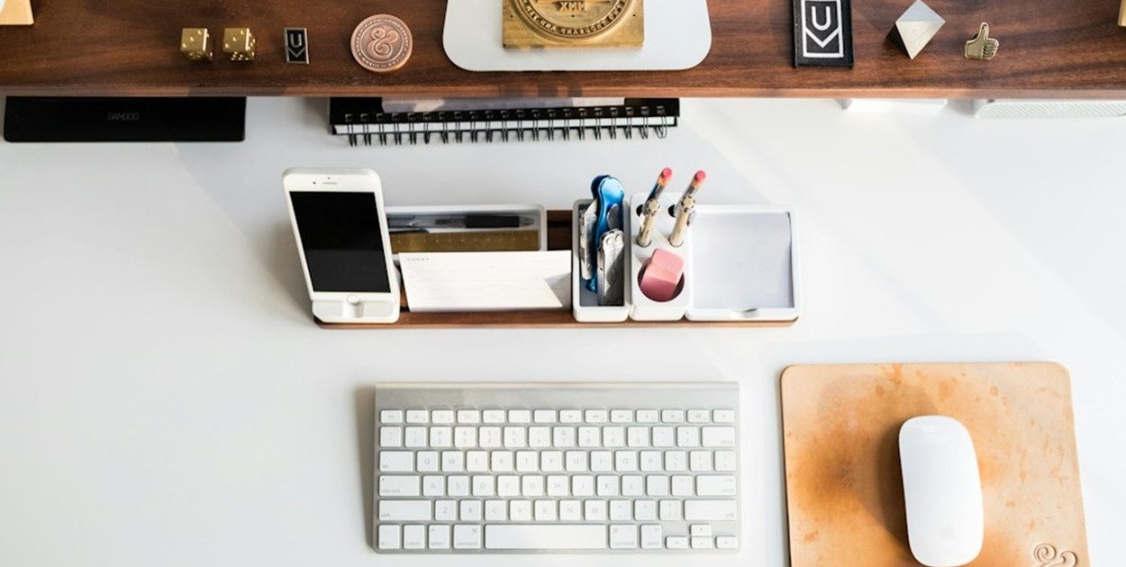 Jak uporządkować biurko? Poznaj zalety organizacji przestrzeni pracy
