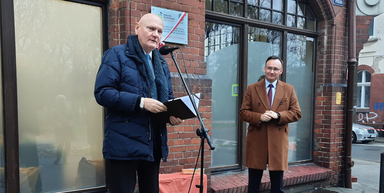 Odsłonięcie tablicy pamiątkowej. Przy mikrofonie Prezydent Torunia, Michał Zaleski, obok Rzecznik Praw Dziecka, Mikołaj Pawlak. Fot: Weronika Polichnowska 