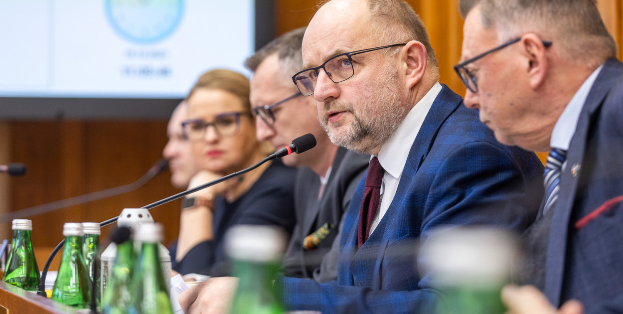 Zdjęcie z sesji budżetowej sejmiku. Fot: Szymon Zdziebło dla UMWKP / www.tarantoga.pl