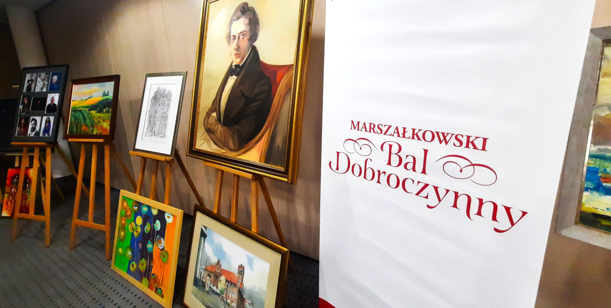 Obrazy na licytację. Fot: Weronika Polichnowska