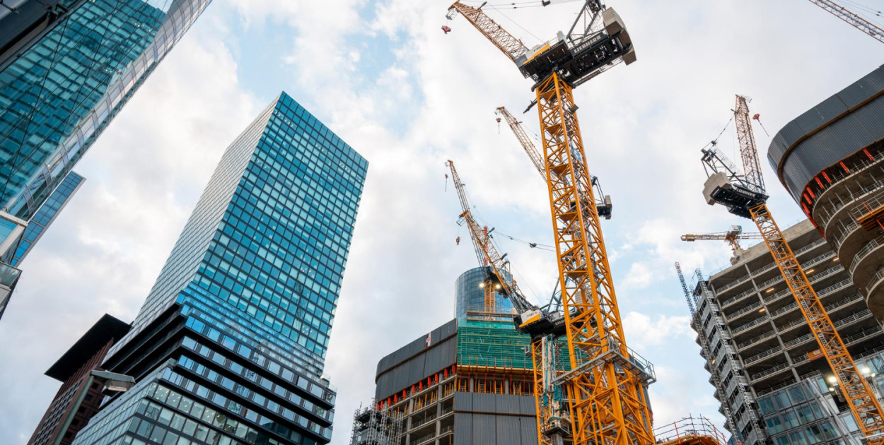 Wynajem żurawi wieżowych – klucz do efektywnego budowania