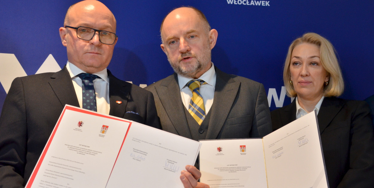 Marek Wojtkowski, Piotr Całbecki i dyrektor Kujawsko-Pomorskiego Centrum Edukacji i Innowacji Małgorzata Sadowska-Rodziewicz. Fot. DD.  