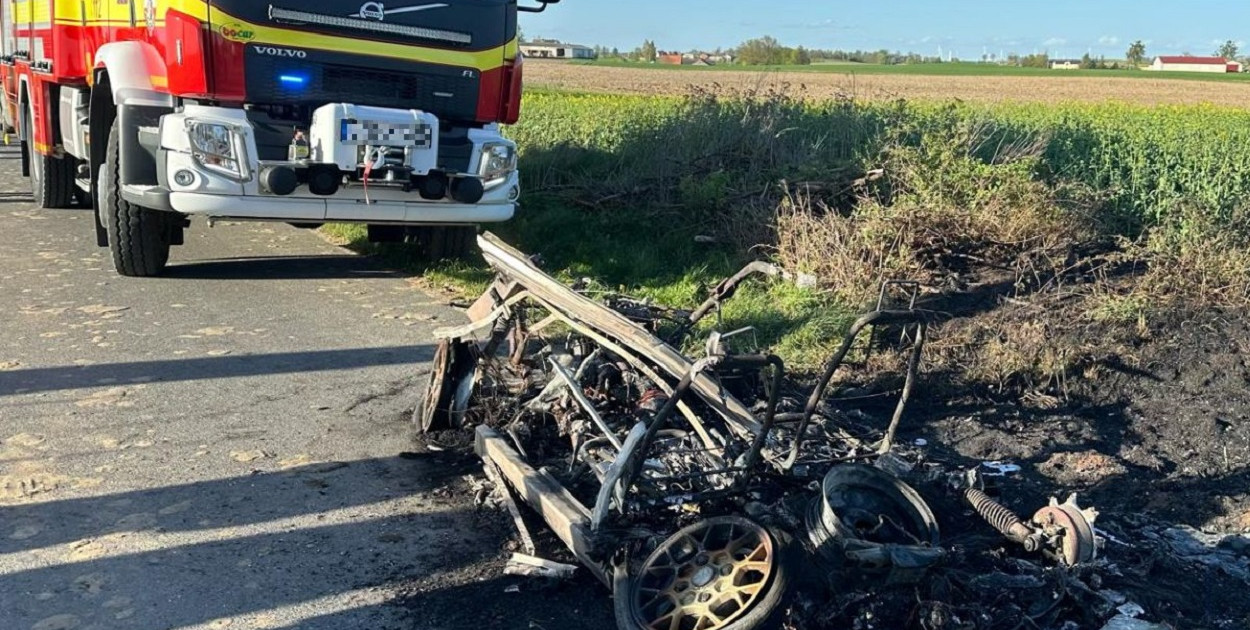 Wrak po spalonym samochodzie. Fot: KMP w Grudziądzu
