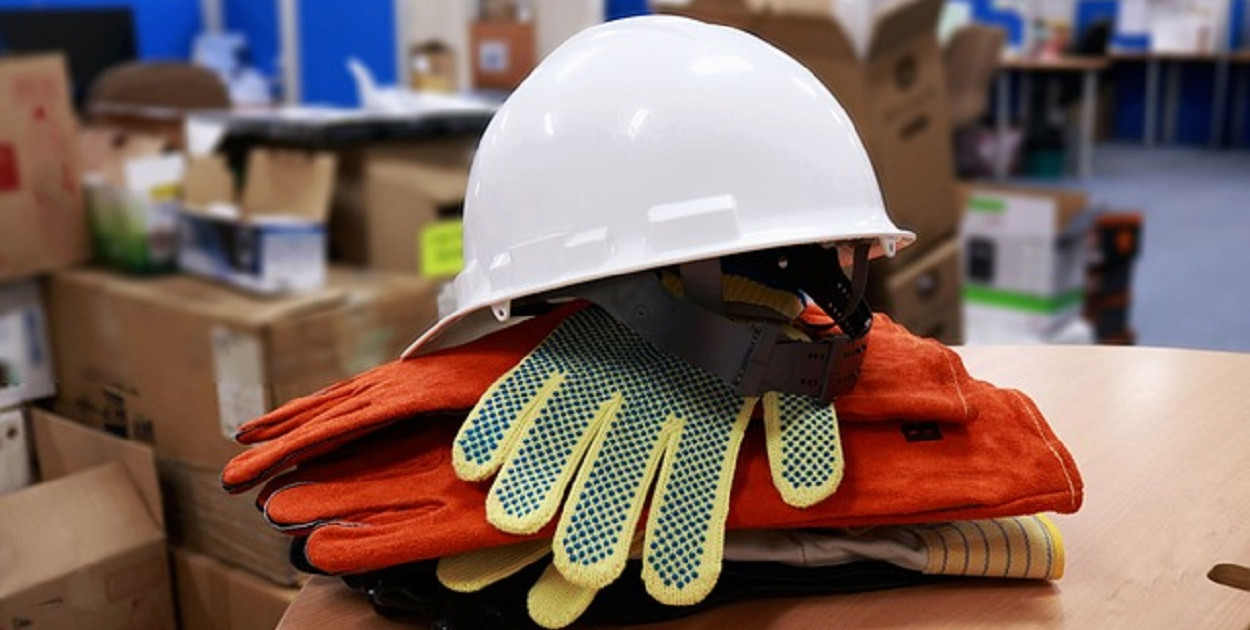 Popularne rodzaje rękawic ochronnych w BHP