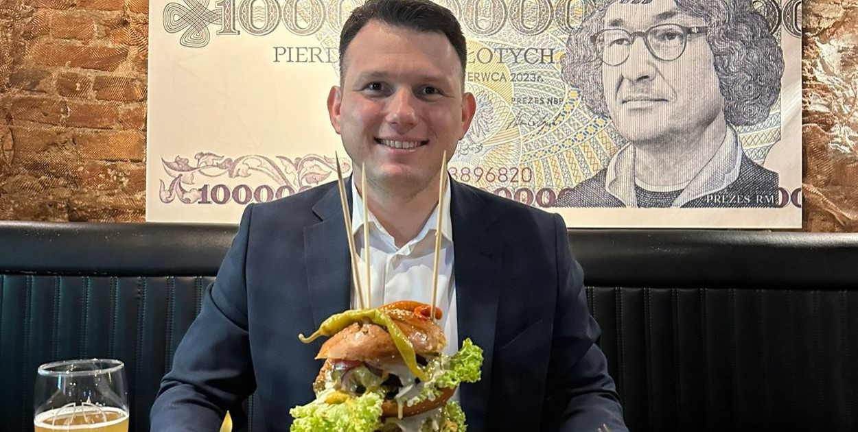 Sławomir Mentzen z gigaburgerem. Fot: X - @SlawomirMentzen