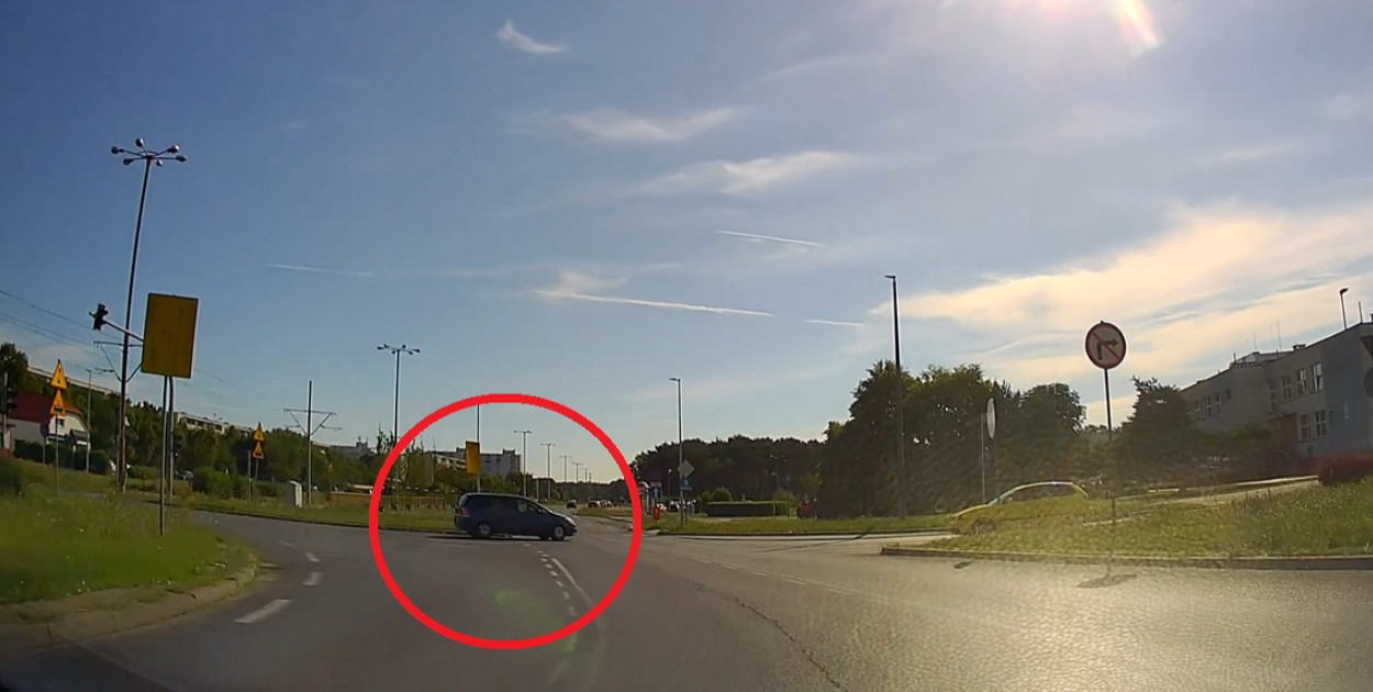 Samochód jechał pod prąd na rondzie przy szpitalu