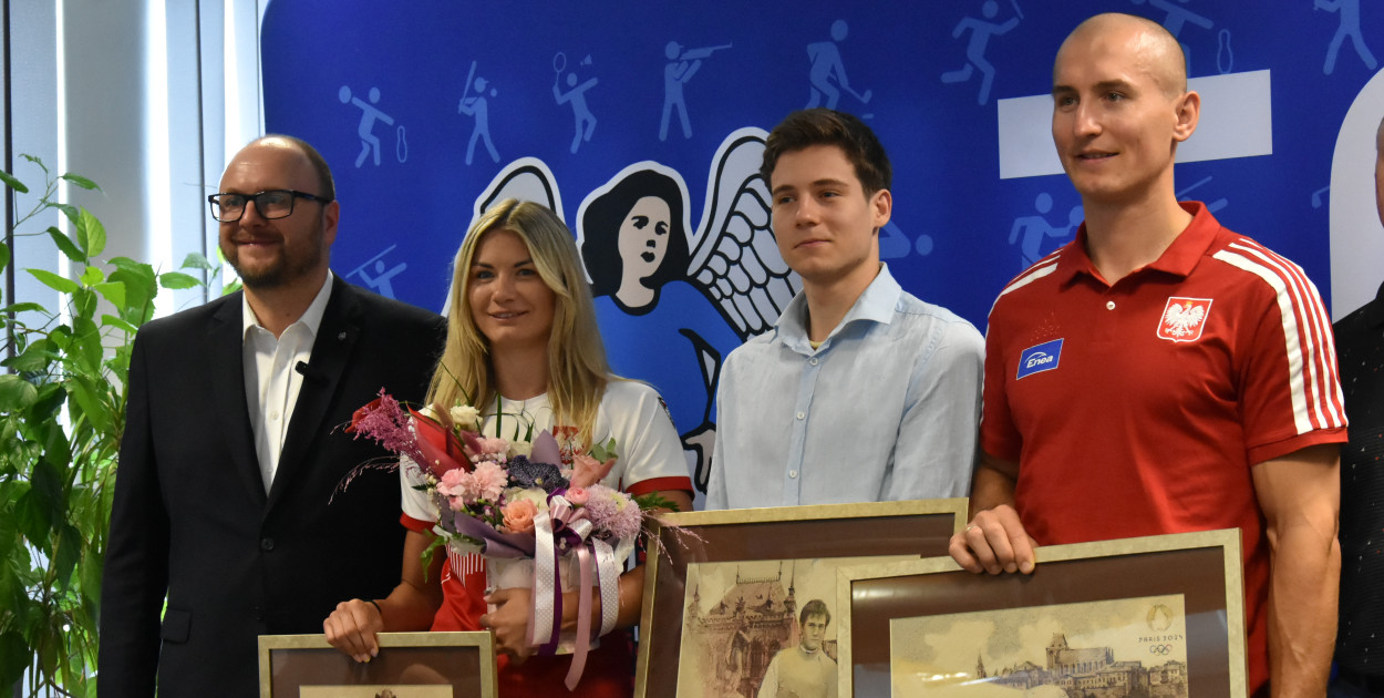 Olimpijczycy Aneta Rygielska, Jan Jurkiewicz i Mirosław Ziętarski z Prezydentem Torunia Pawłem Gulewskim. Fot: Weronika Polichnowska