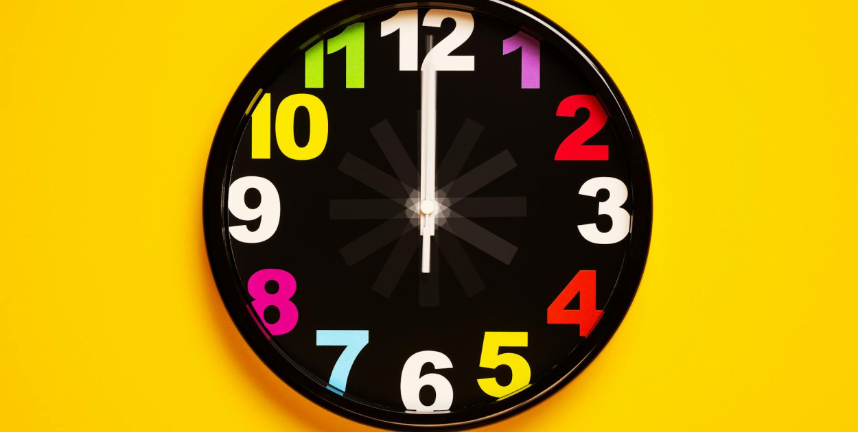 Jak dopasować zegar ścienny do pokoju młodzieżowego? Na to trzeba zwrócić uwagę 