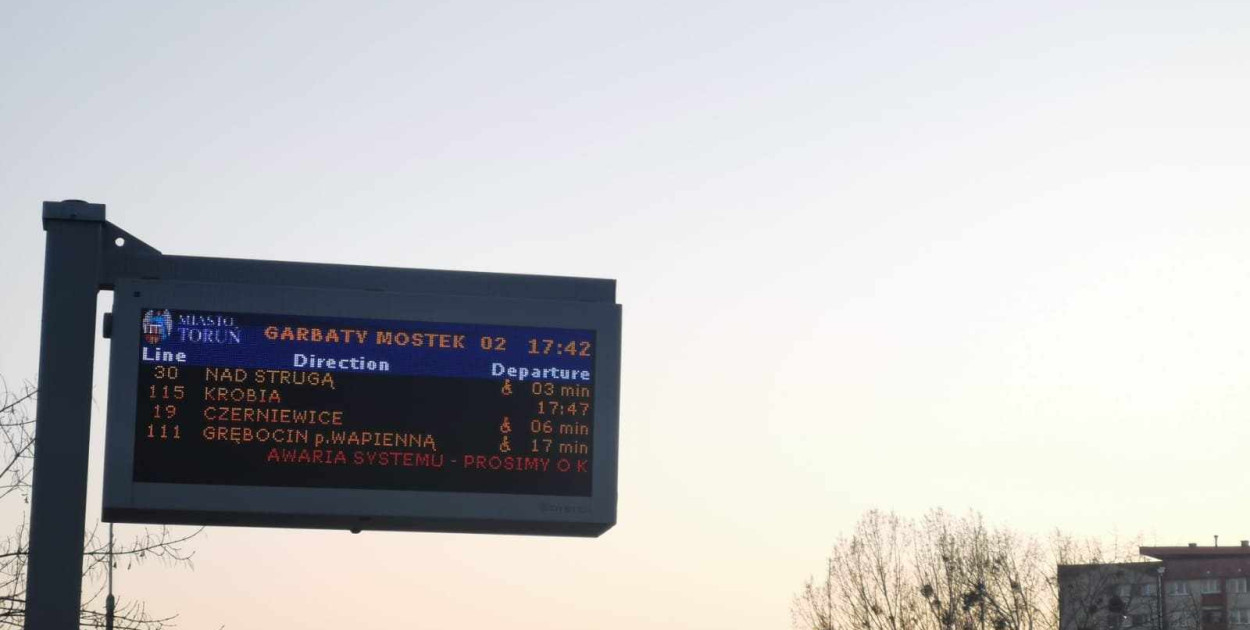 Toruń: Co z tablicami na przystankach? Czy przestaną mylić mieszkańców? 
