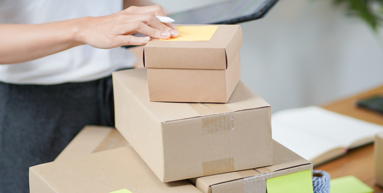 Czym jest papier nacinany do pakowania i jak działa?