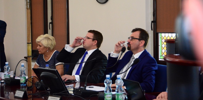 Od lewej: Wanda Łuczak, szefowa biura rady miasta, Łukasz Walkusz, radny PO i Marcin Czyżniewski, radny Czasu Gospodarzy (fot. Michał Malinowski)