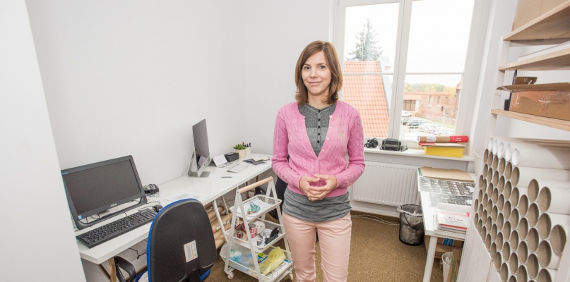 Grażyna Maniewska prezentuje swoje biuro w RIP, fot. Tomasz Berent