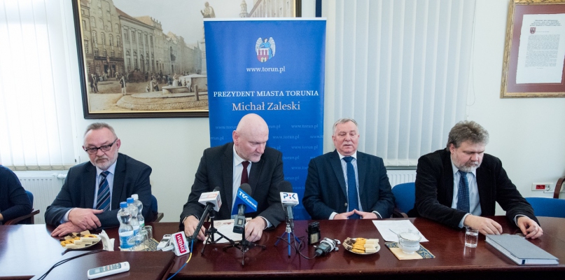Rafała Wiewiórskiego, nowego szefa MZD (pierwszy z prawej) przedstawił prezydent Michał Zaleski
