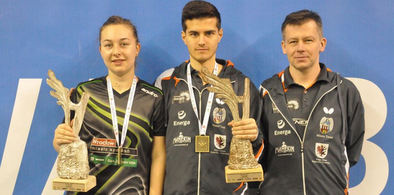 Od lewej: Natalia Bajor, Konrad Kulpa i trener Grzegorz Adamiak    Fot. Facebook/KST Energa-Manekin Toruń