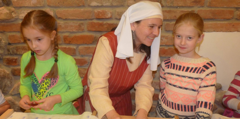 Katarzyna Tomaszewska podczas prowadzenia zajęć w Piernikarni Mistrza Bogumiła. Fot. prywatne archiwum Katarzyny Tomaszewskiej