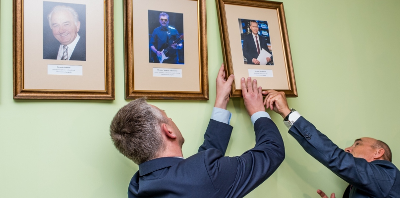 Dziekan WNoZ, prof. Wojciech Wysota (z prawej) umieścił w galerii portret Jarosława Lewandowskiego fot. T. Berent