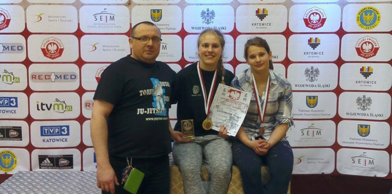 Sylwia i Wiktoria z trenerem    Fot. Facebook/Bushi Toruń
