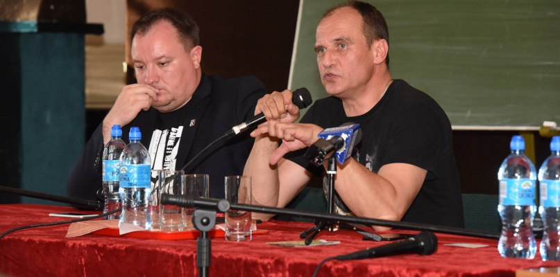 Pawłowi Kukizowi (po prawej) w spotkaniu w I LO towarzyszył m.in. poseł Paweł Grabowski, fot. 