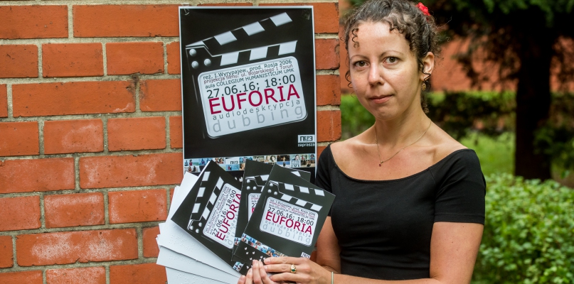  Agata Bernaś, doktorantka UMK, która specjalizuje się w opisach warstwy wizualnej zaprasza na projekcję filmu. fot. Tomasz Berent
