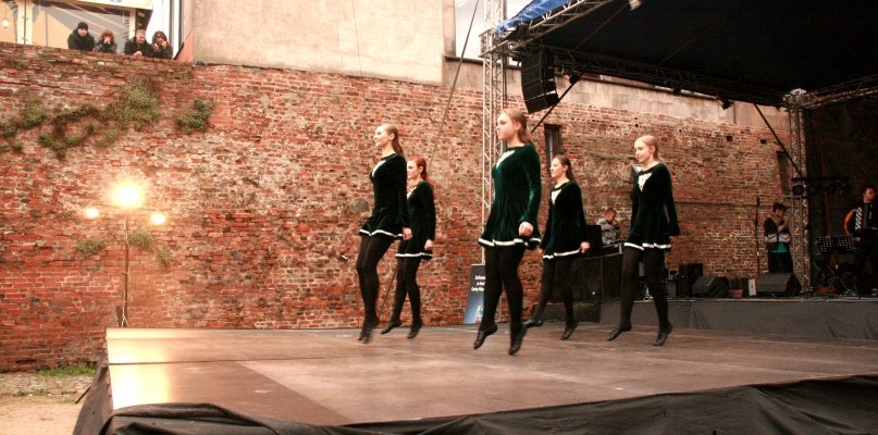 Celtycki taniec i śpiew opanują toruńską starówkę, fot. Lucyna Czarnecka