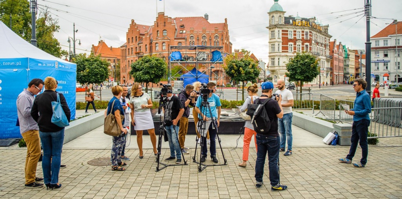 Konferencja z Mario Caeiro, kuratorem festiwalu, przed budynkiem urzędu marszałkowskiego, fot. Maciej Wasilewski