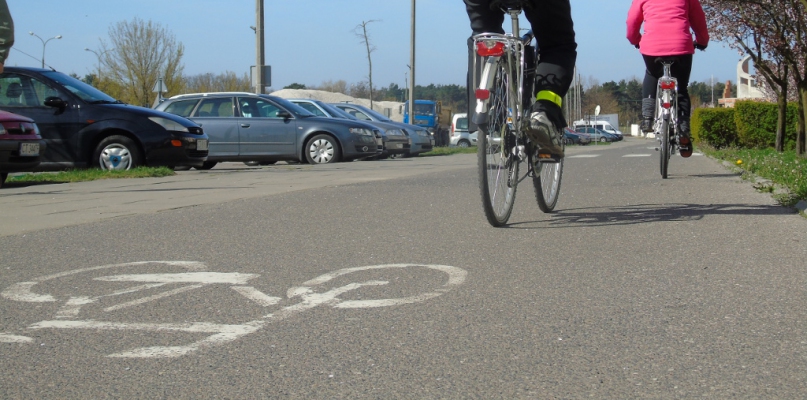 We wschodniej części Torunia nie brakuje ścieżek dla rowerzystów. Na zdjęciu: ul. Konstytucji 3 Maja, fot. Michał Malinowski