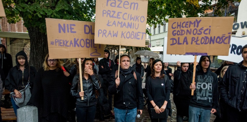 Czarny protest przed pomnikiem Kopernika   Fot. Tomasz Berent