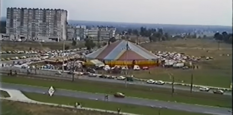 Plac cyrkowy na początku lat 90.   Fot. Screen z You Tube