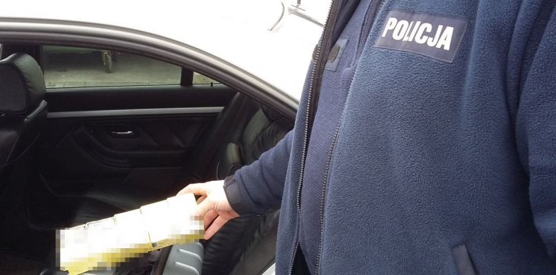 Policjanci znaleźli w samochodzie tysiące papierosów bez akcyzy, fot. KMP Toruń/archiwum - zdjęcie ilustracyjne