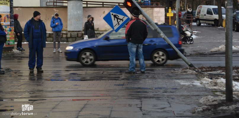 Kierująca autem wjechała na szyny i przewróciła znak drogowy, fot. Michał Malinowski