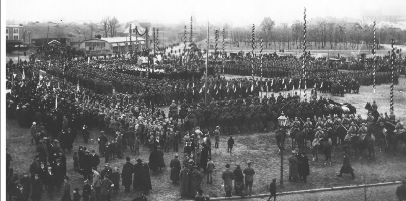 Widok ogólny placu z uczestnikami nabożeństwa dziękczynnego, wkroczenie wojsk polskich do Torunia, styczeń 1920, zródło NAC