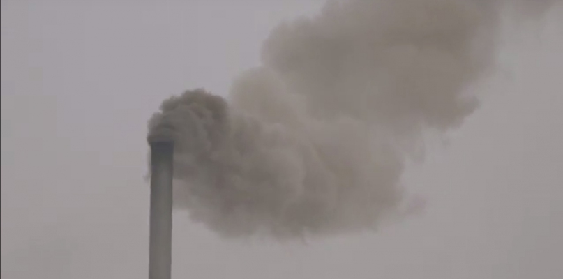 Ogromna fala zanieczyszczeń codziennie wydobywa się z jednej z toruńskich firm     Fot. Screen z YouTube