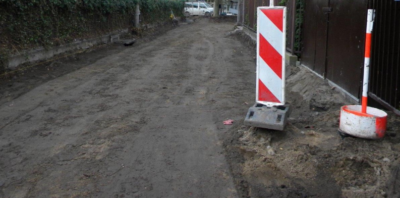 W naszym mieście wciąż jest wiele dróg gruntowych (na zdjęciu ul. Czarlińskiego podczas remontu), fot. Miejski Zarząd Dróg w Toruniu