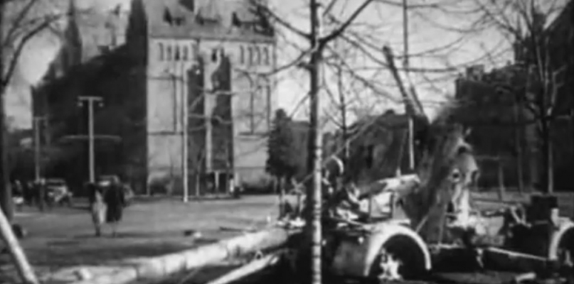 Zniszczone niemieckie działo przeciwlotnicze. W tle budynek Collegium Maius    Fot. Kadr z filmu