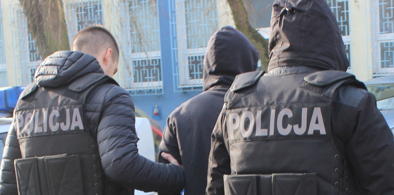 Funkcjonariusze doprowadzają dealerów na posterunek policji    Fot. Nadesłana