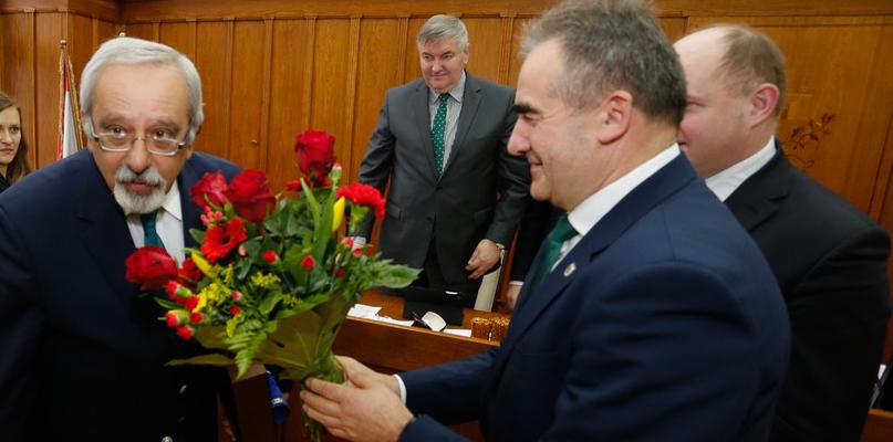 Gratulacje prof. Buszewskiemu (pierwszy od lewej) złożyli samorządowcy z regionu, fot. Mikołaj Kuras/Urząd Marszałkowski