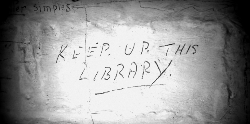 "Zachowajcie tę bibliotekę" - to jeden z napisów na ścianie karceru z Fortu XI, fot. D. Czyżewski