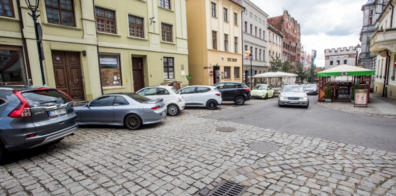 Trzech radnych miało zezwolenia na wjazd i bezpłatne parkowanie na Starówce, fot. Tomasz Berent