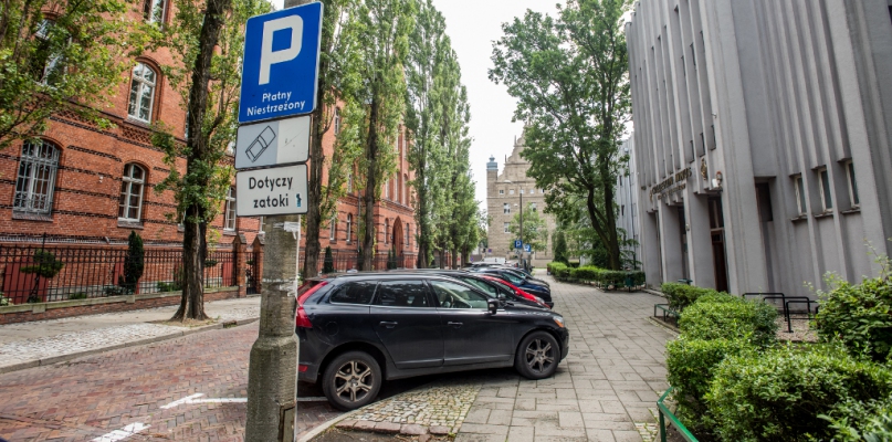 Obecnie za pierwszą godzinę postoju w droższej strefie płatnego parkowania płacimy 3 zł, fot. Tomasz Berent