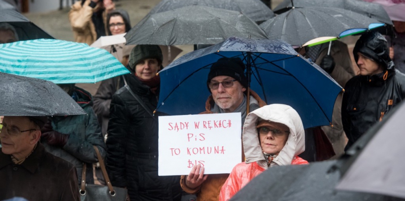Deszcze nie odstraszył działaczy KOD i ich zwolenników. Na Ratusz Staromiejski przybyło ok. 100 osób, fot. Tomasz Berent