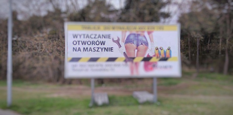 Zdaniem torunianek z grupy Dziewuchy Dziewuchom, przesłanie reklamy jest seksistowskie. Fot. Monika Chmarzyńska