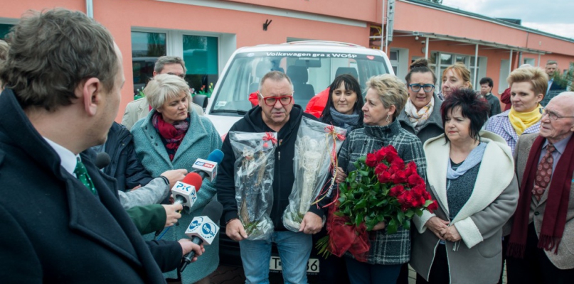 Jurek Owsiak z przedstawicielami hospicjum i wyjątkowym volkswagenem w tle, fot. Tomasz Berent