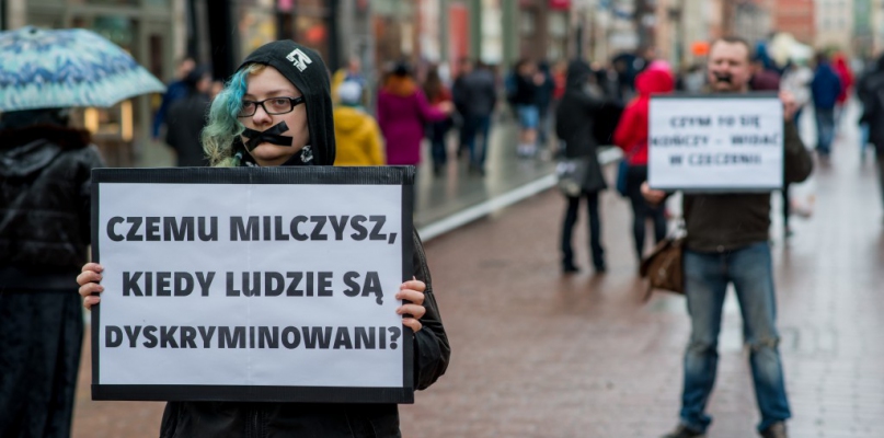 Kilkanaście osób wzięło udział w toruńskim Dniu Milczenia. Fot. Tomasz Berent