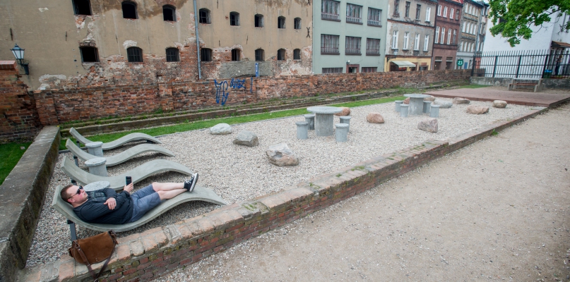 Kamienny ogród to także betonowe leżaki. Fot. Tomasz Berent