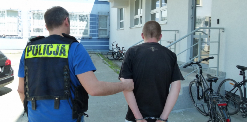 We czwartek policjanci doprowadzili 18-latka do toruńskiej prokuratury, fot. Komenda Miejska Policji w Toruniu