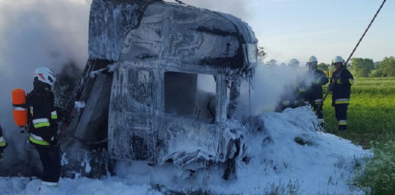 Ciężarowa scania doszczętnie spłonęła, na szczęście nikt nie odniósł obrażeń. Fot. MT